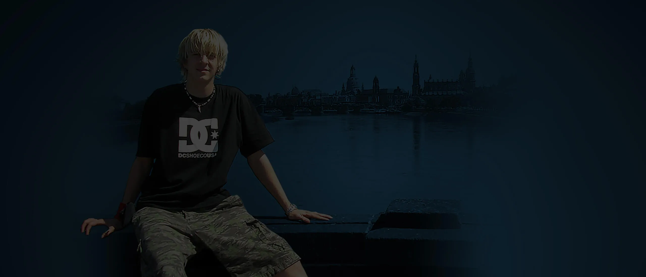 Marty Lauchart als Jugendlicher vor der Silhouette der Dresdner Altstadt