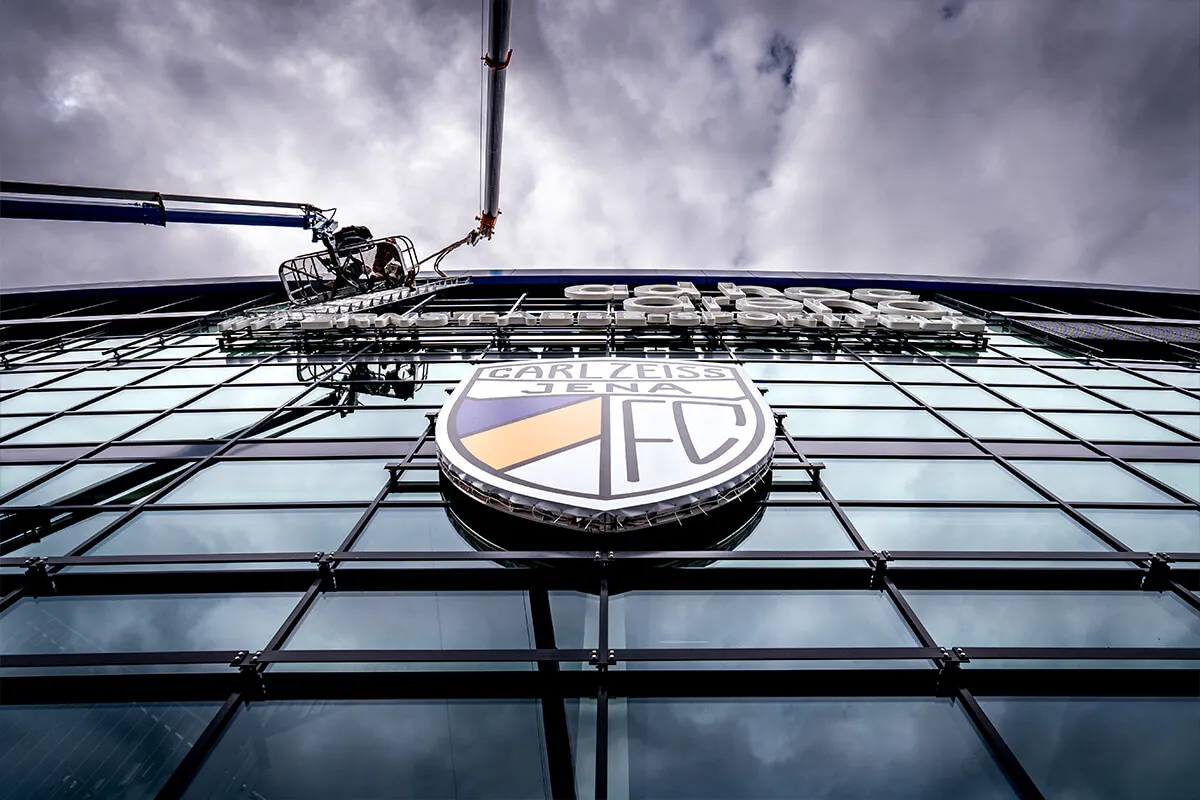 Vereinswappen des FC Carl Zeiss Jena an der Glasfassade der ad hoc arena