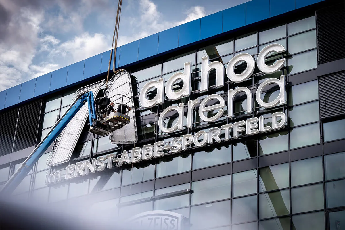 Montage des Leuchtschriftzugs der ad hoc arena am Ernst-Abbe-Sportfeld