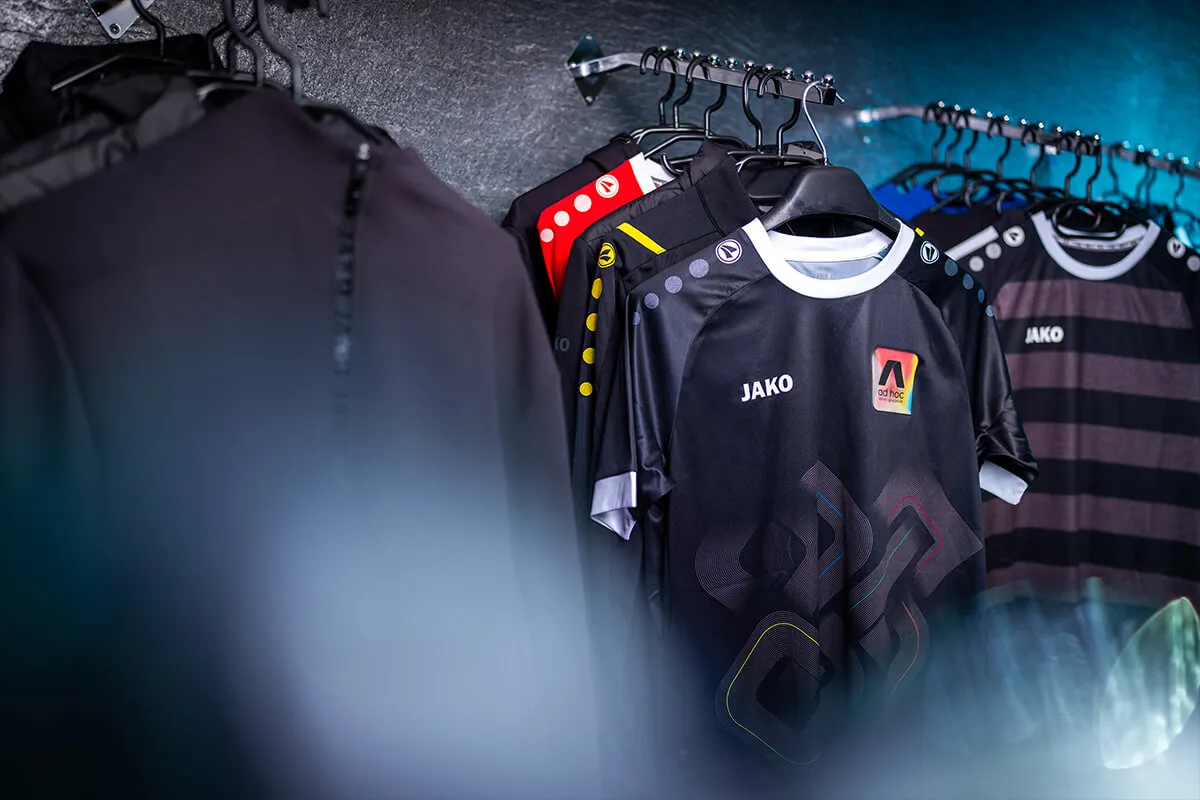 Trikots und Sportbekleidung auf einer Kleiderstange bei ad hoc sports