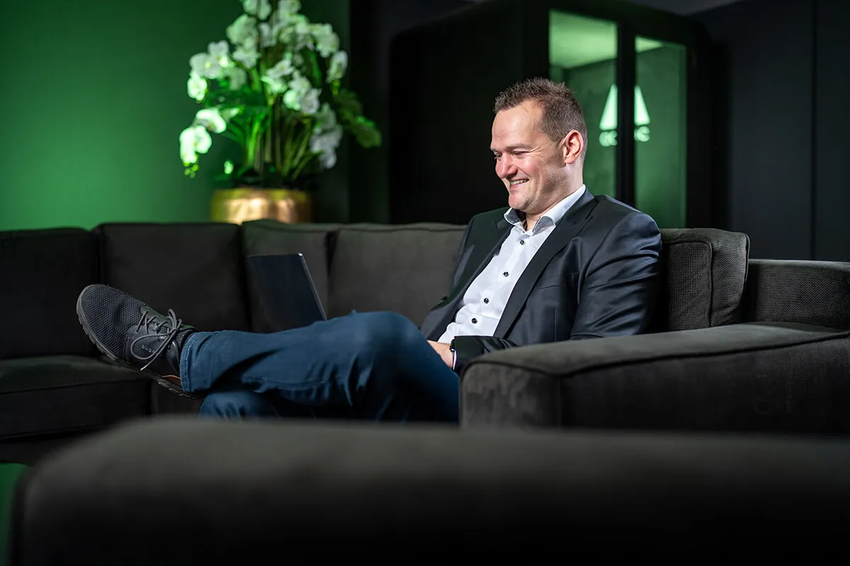Mitarbeiter entspannt auf einem Sofa im Loungebereich