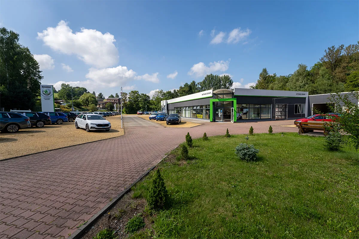 Außenansicht des Autohaus Zeidler mit Vorplatz und Fahrzeugen