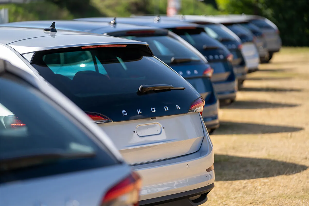 Detailaufnahme: Fahrzeugreihe mit Škoda-Modellen auf dem Hof
