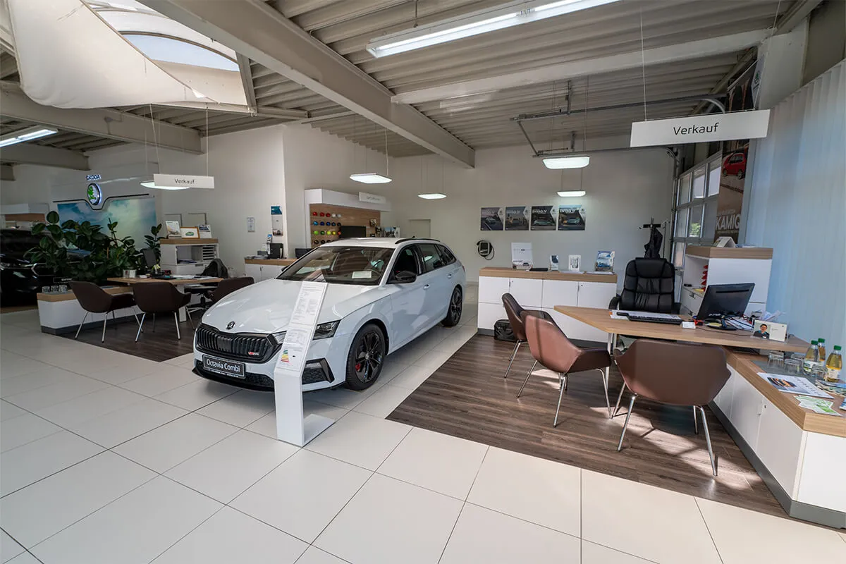 Verkaufsraum des Autohaus Zeidler mit Neuwagen und Beratungsplätzen