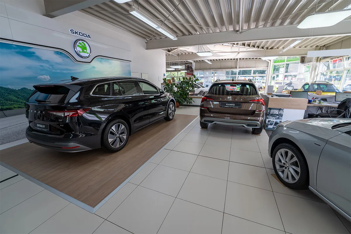 Ausstellungsfahrzeuge im Showroom des Autohaus Zeidler