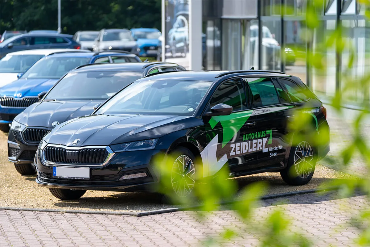 Beklebter Vorführwagen des Autohaus Zeidler auf dem Hof