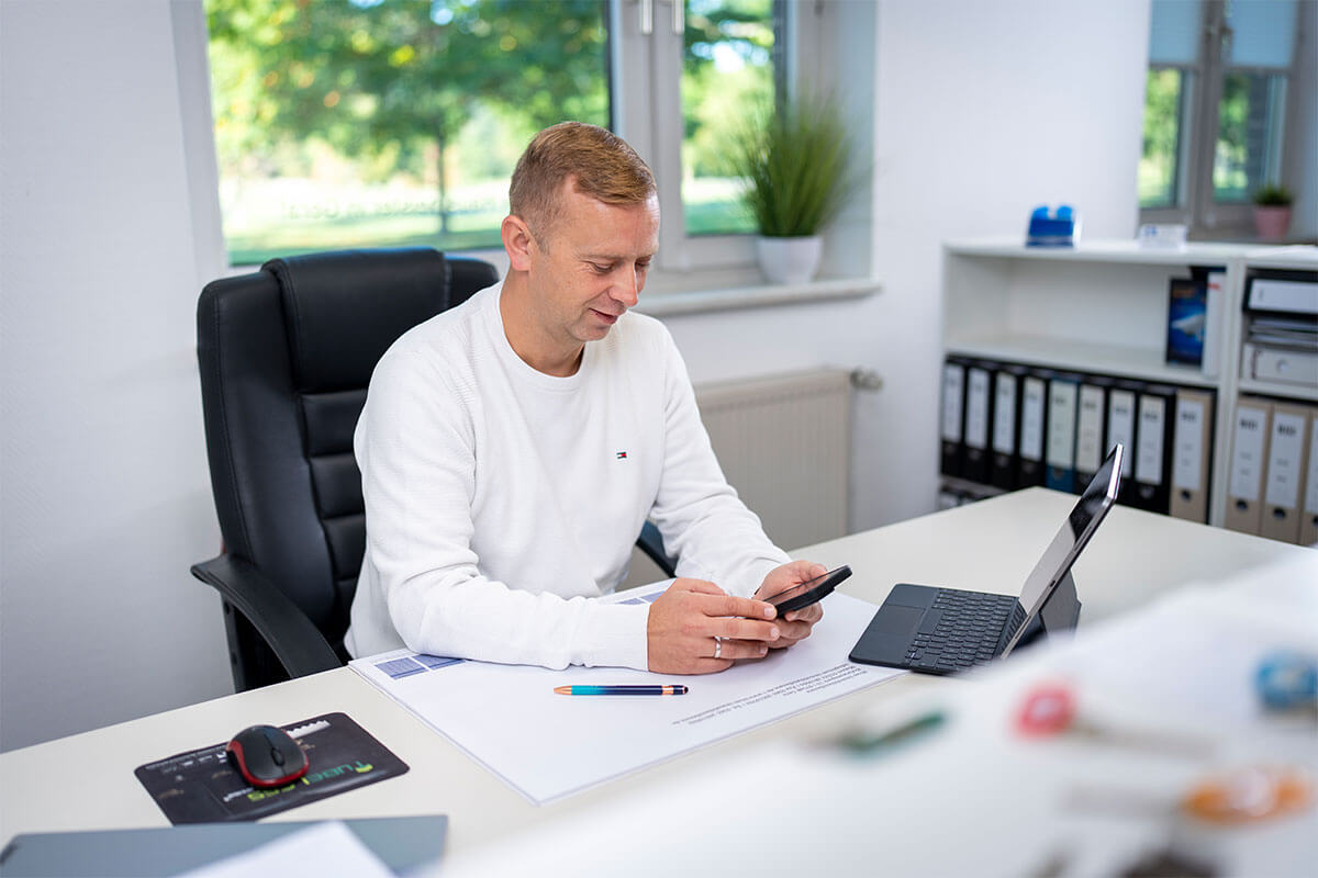 Büroarbeit in der Objektverwaltung, Unterlagen und Tablet auf dem Schreibtisch