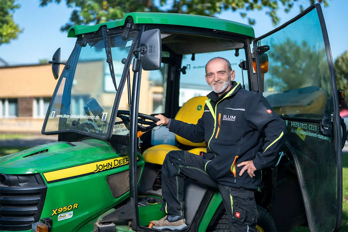 Mitarbeiter auf einem Kommunaltraktor für den Außendienst