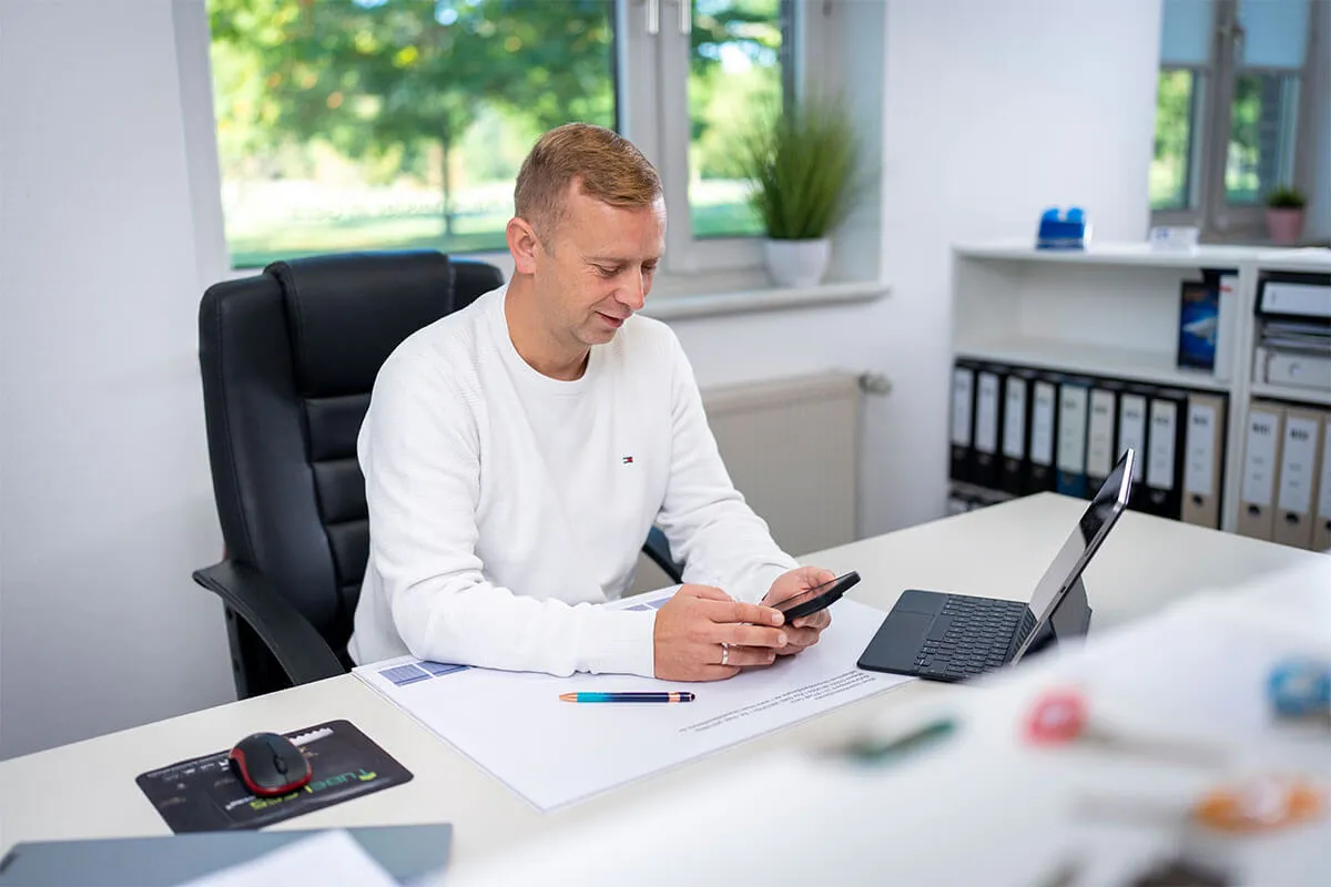 Mitarbeiter am Schreibtisch im Büro von Blum Immobiliendienste