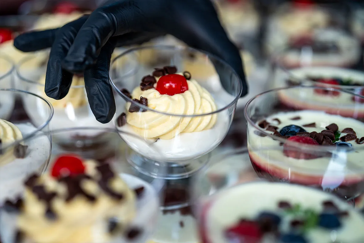 Desserts im Glas mit Kirsche und Beeren am Buffet