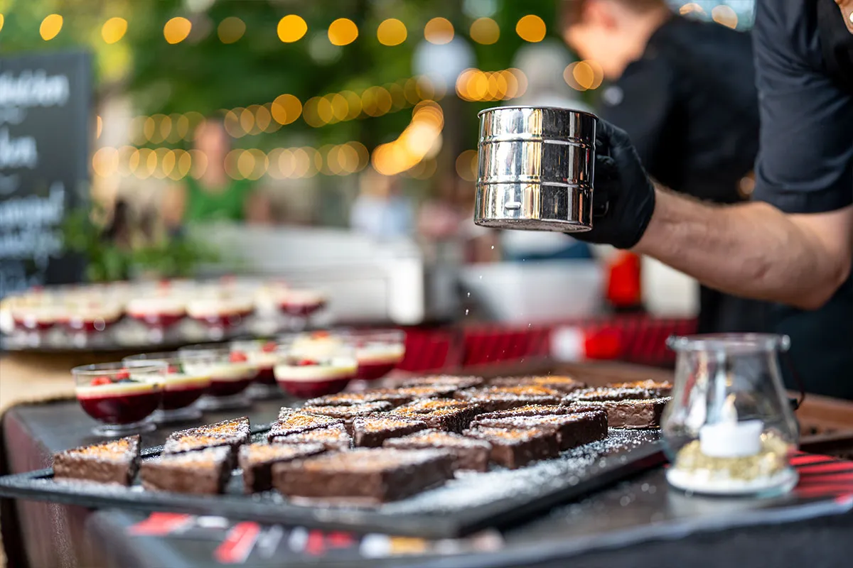Brownies werden am Buffet mit Puderzucker bestäubt