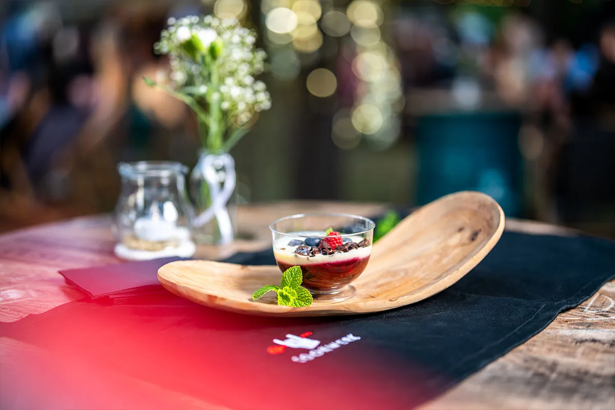 Dessert im Glas auf einer Holzschale beim Catering von CookWerk