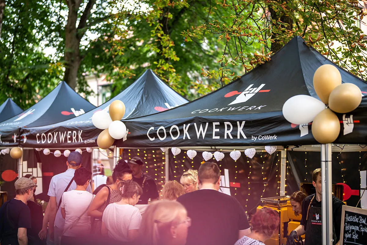 Schwarze Pavillons des CookWerk-Caterings beim Sommerfest