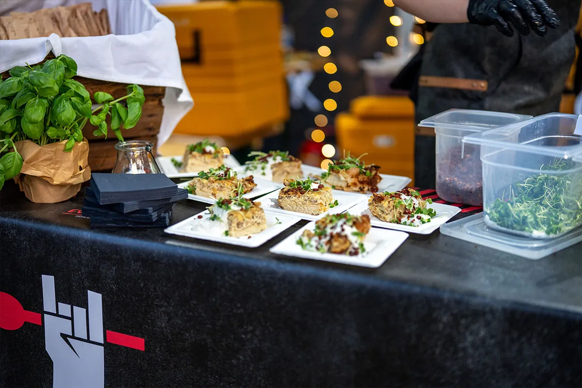 Vorbereitete Vorspeisenteller auf dem Buffettisch