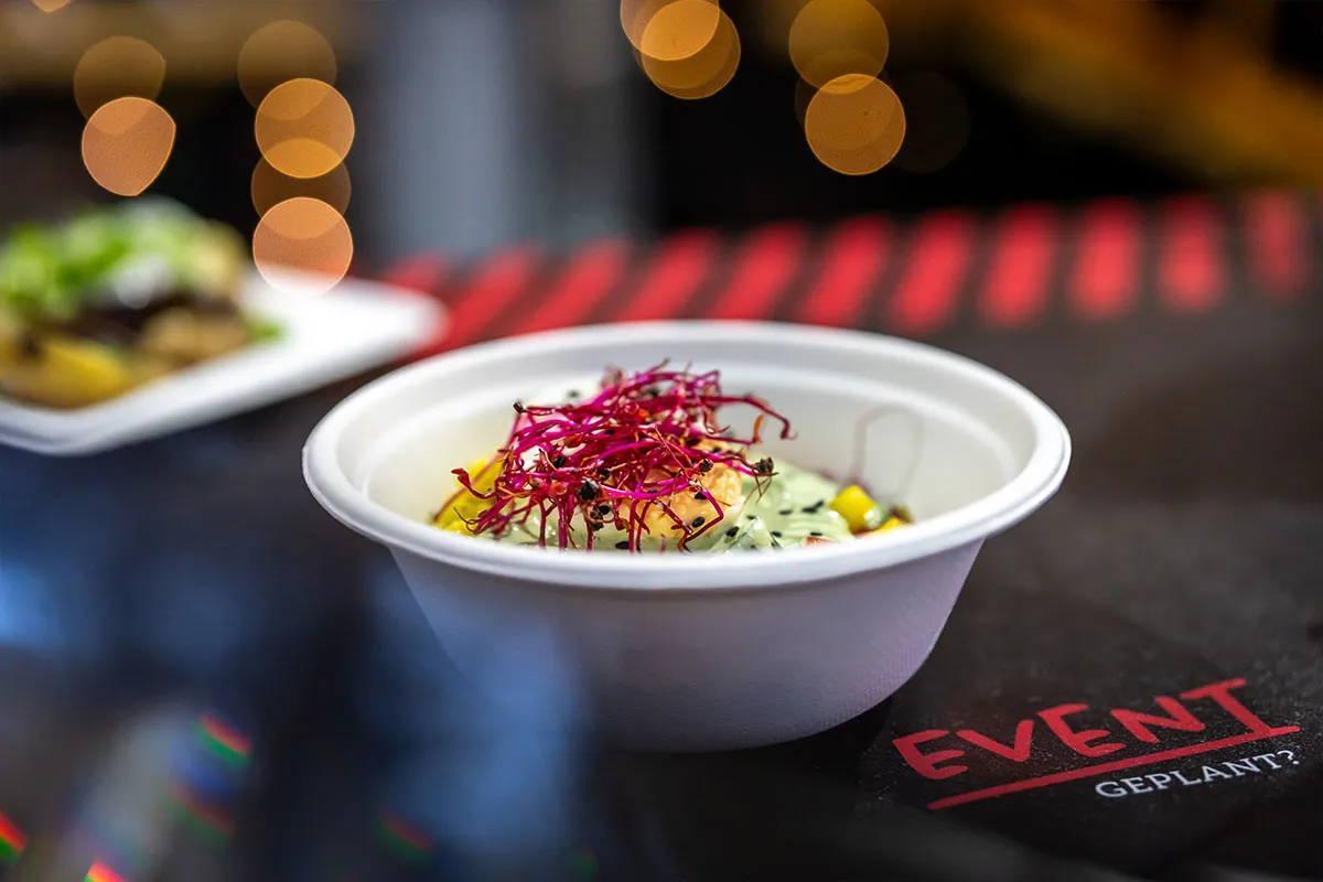 Bowl mit rotem Kraut-Topping auf der Bande mit dem Schriftzug „Event geplant?"