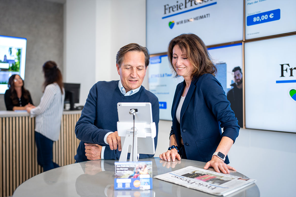 Beratung am Tablet im Kundencenter der Freien Presse, daneben die Tageszeitung