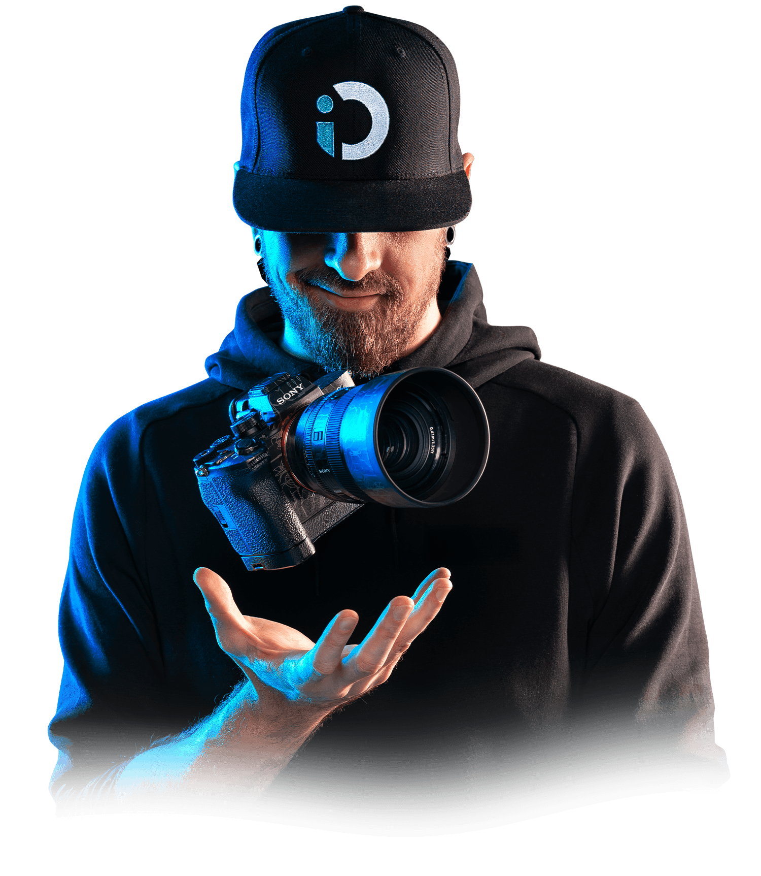 Marty Lauchart mit Cap und Kapuzenpullover, seine Kamera schwebt über der geöffneten Hand, blau angeleuchtet
