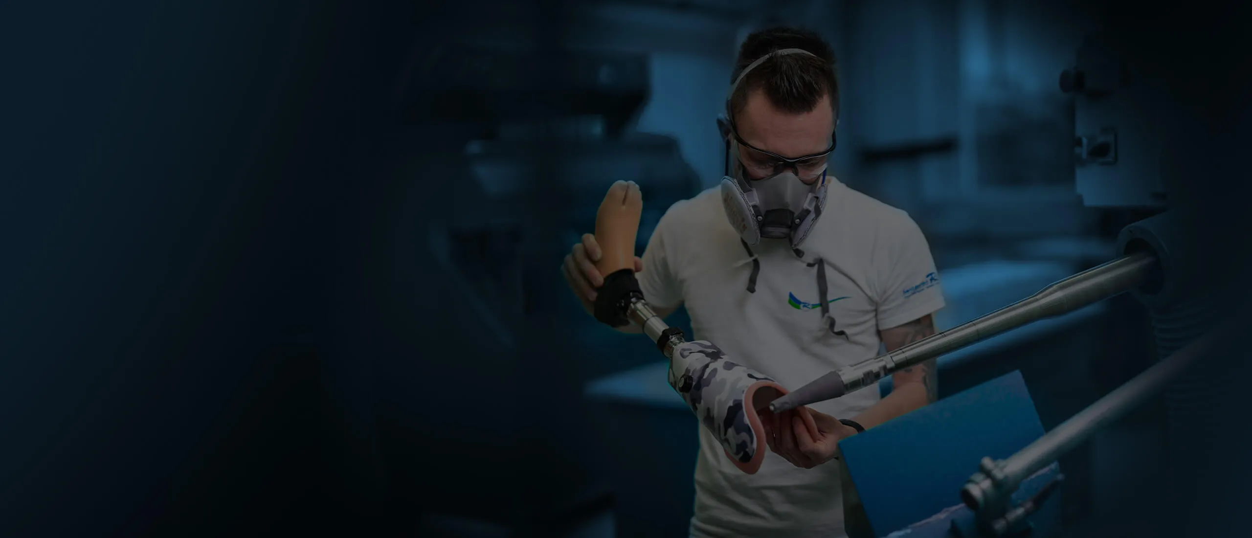Orthopädietechniker mit Atemschutz bearbeitet eine Prothese an der Schleifmaschine