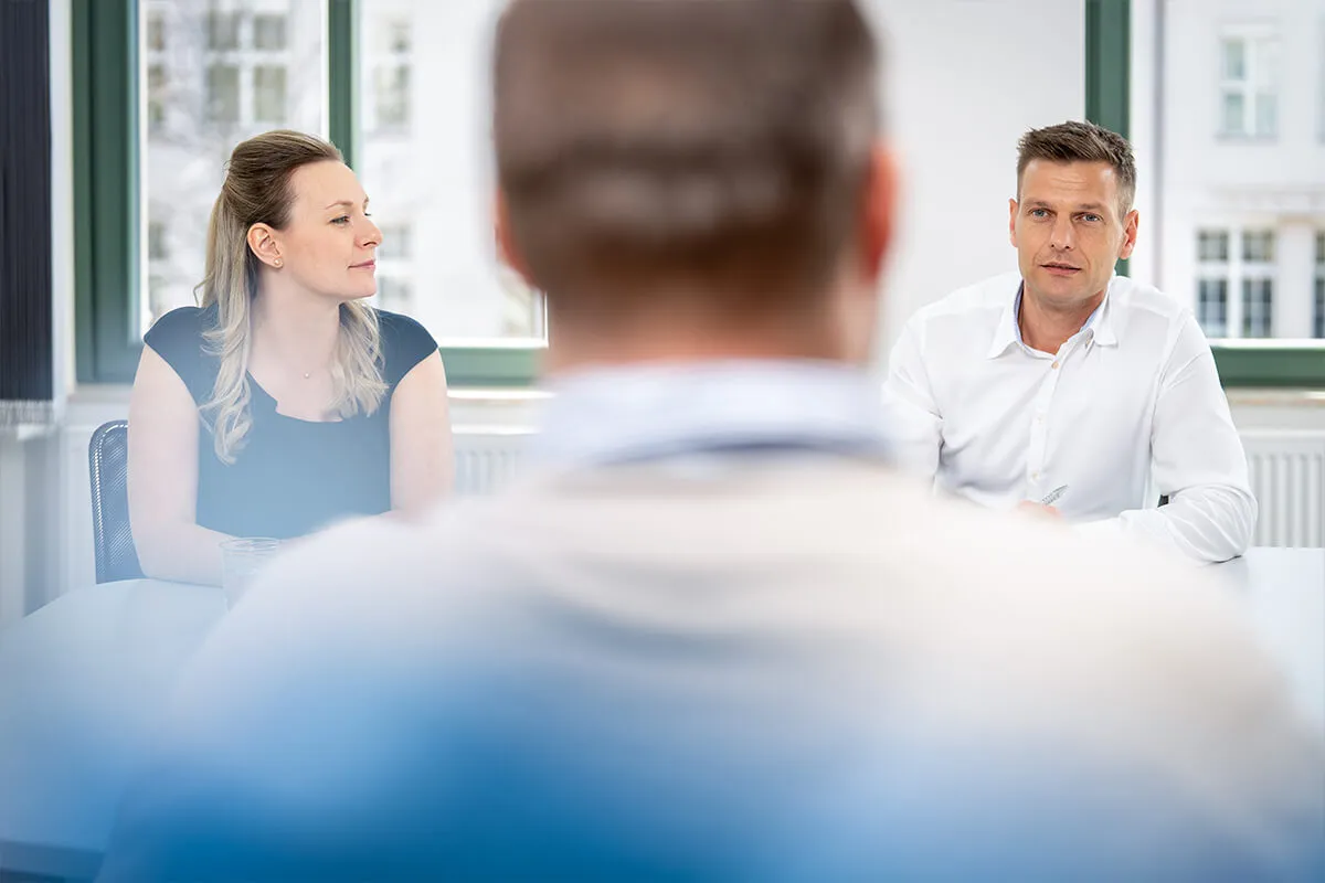 Beratungsgespräch am Konferenztisch aus der Perspektive des Kunden