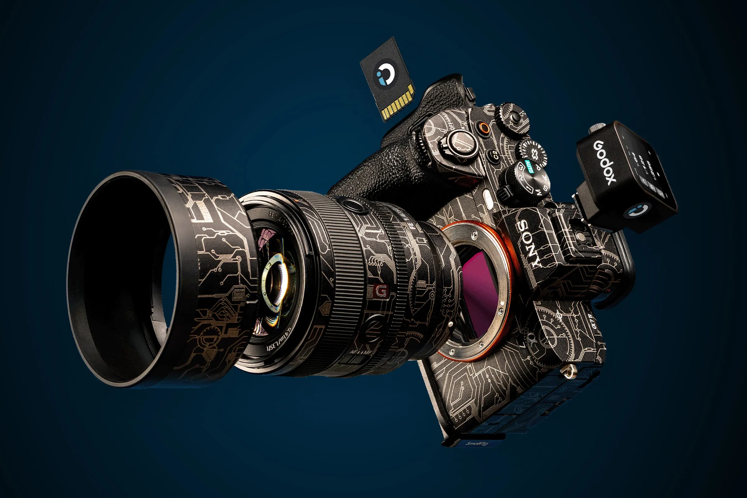 Sony-Systemkamera mit Godox-Blitzaufsatz und Speicherkarte, freigestellt vor dunkelblauem Hintergrund