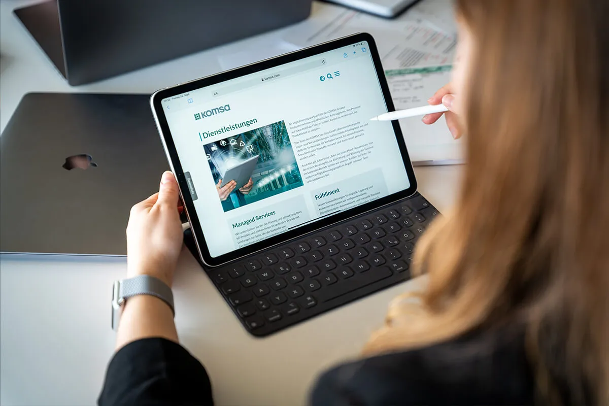 Detailaufnahme: iPad mit Stift und Tastatur im Einsatz