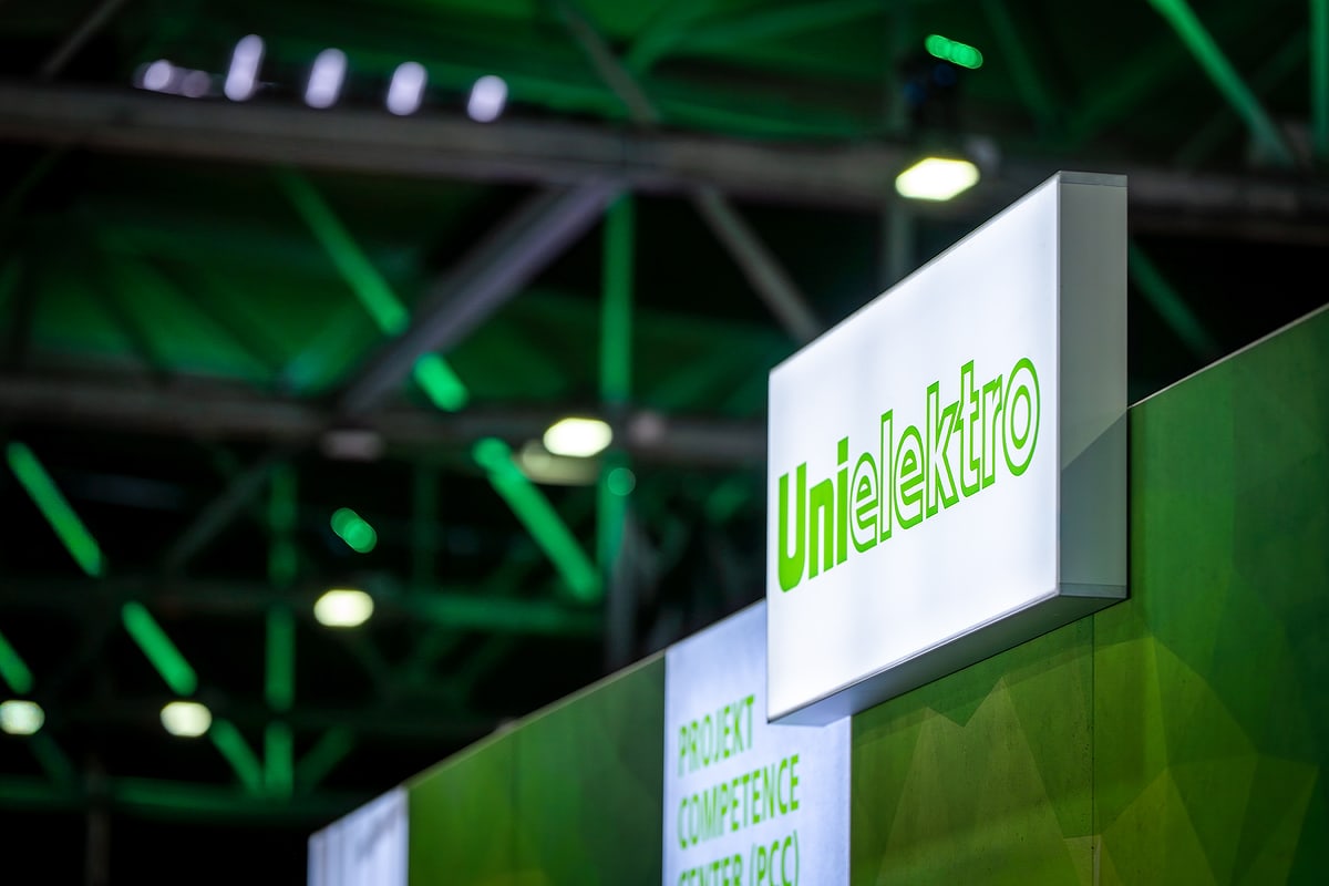 Dieselbe Aufnahme in der image-Methode: Hallendecke und Standwand tragen das Grün von UNI ELEKTRO