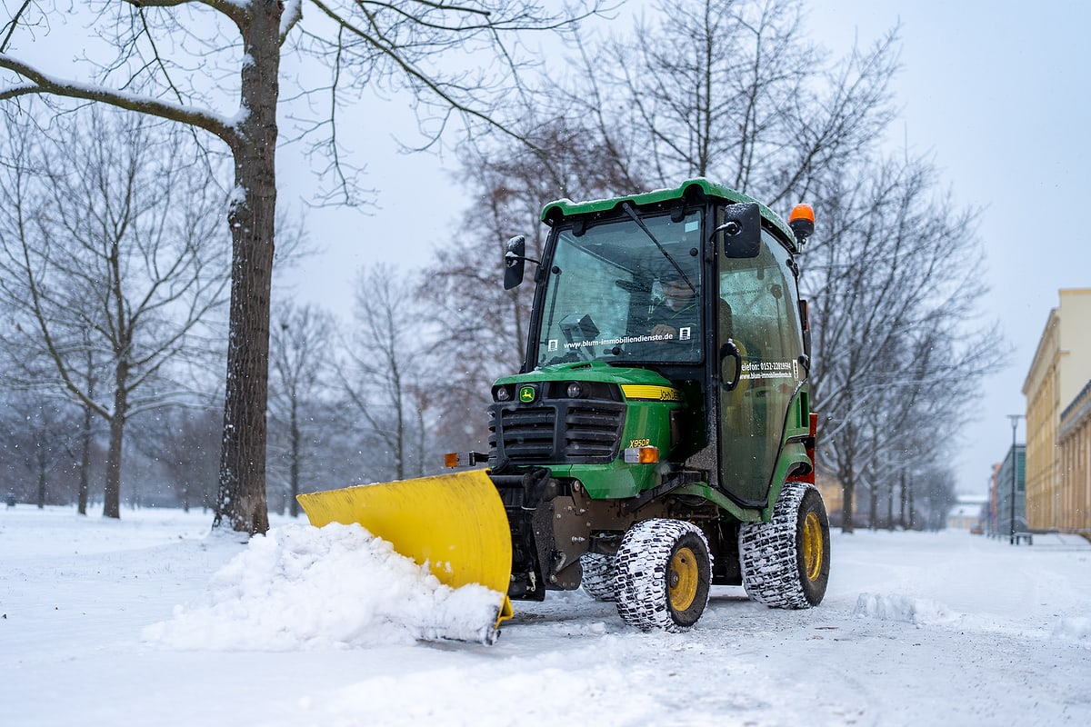 Standardbearbeitung derselben Aufnahme: Winterdienst mit Räumschild, Farbe und Kontrast angeglichen