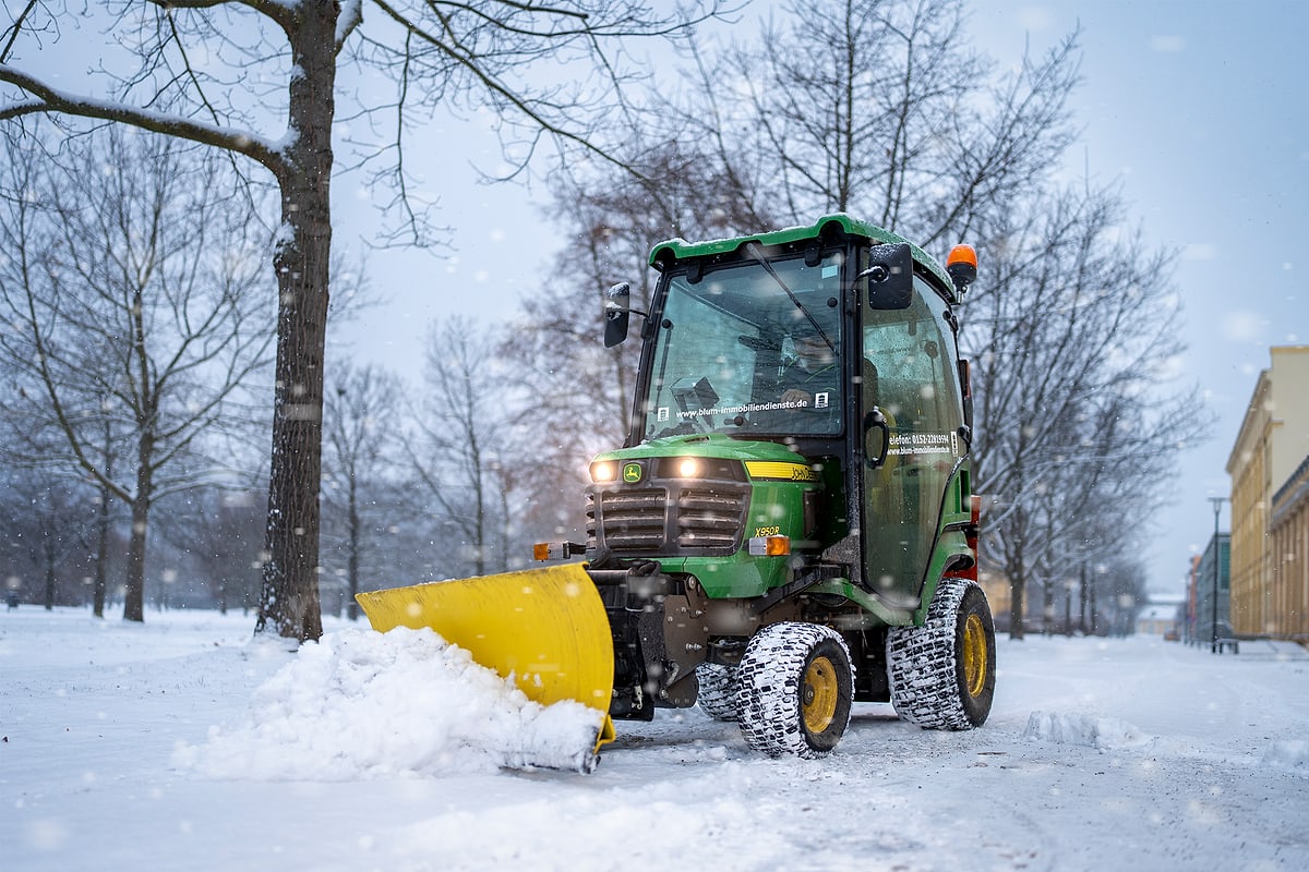 Dieselbe Aufnahme in der image-Methode: Schneefall ergänzt, die Scheinwerfer des Räumfahrzeugs leuchten