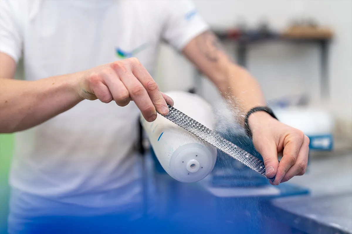 Orthopädietechniker raspelt einen Prothesenschaft von Hand