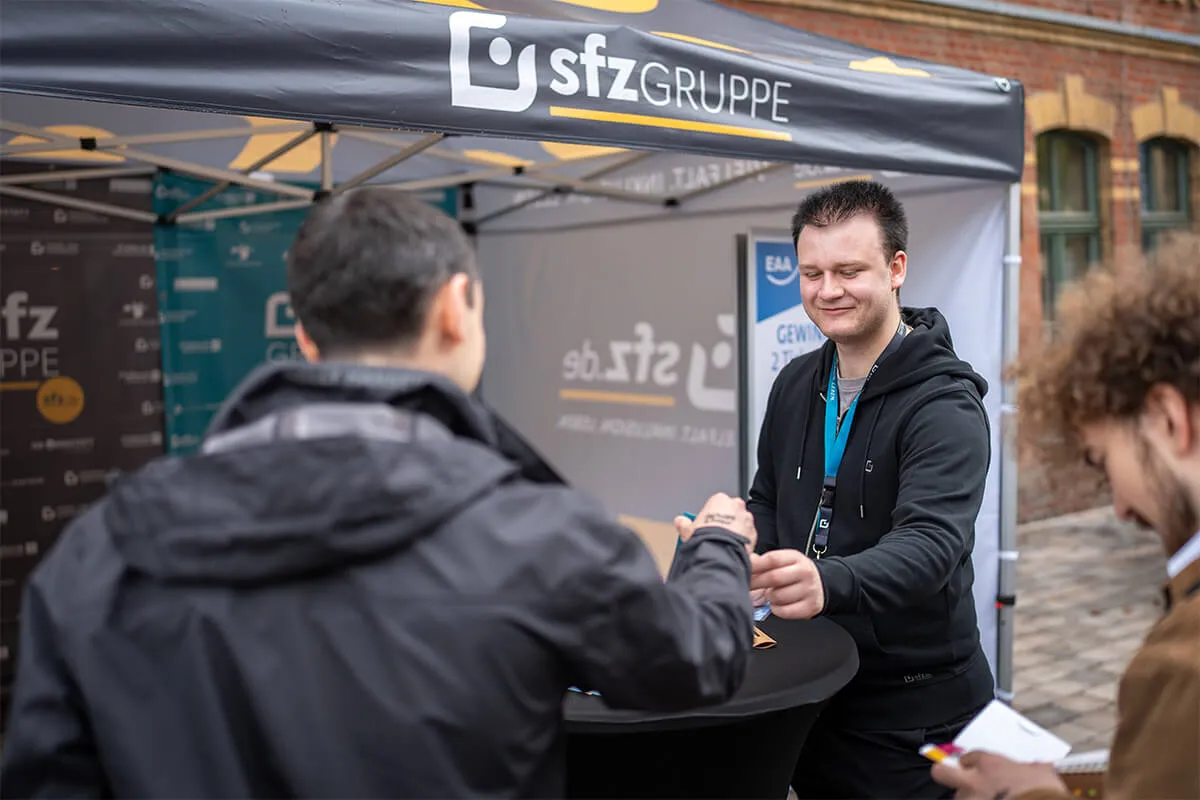Gespräch am Messepavillon der SFZ-Gruppe