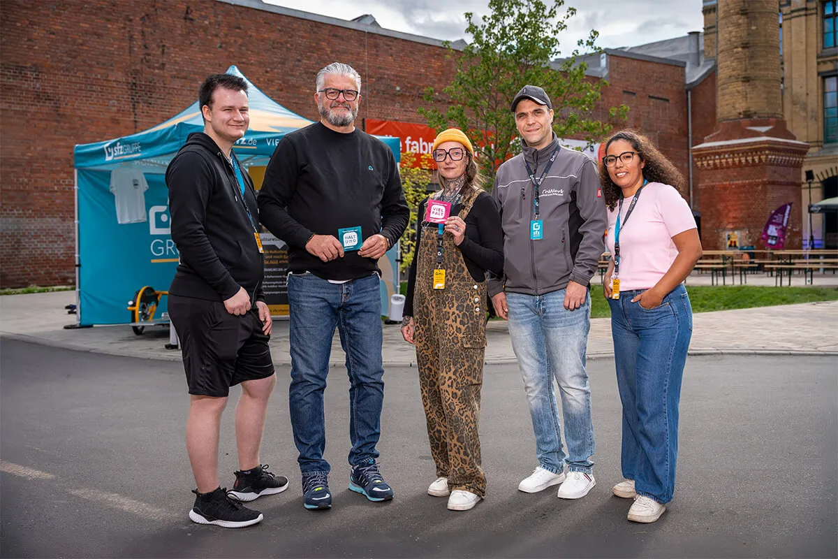 Gruppe von Standbetreuenden auf dem Fabrikfestival
