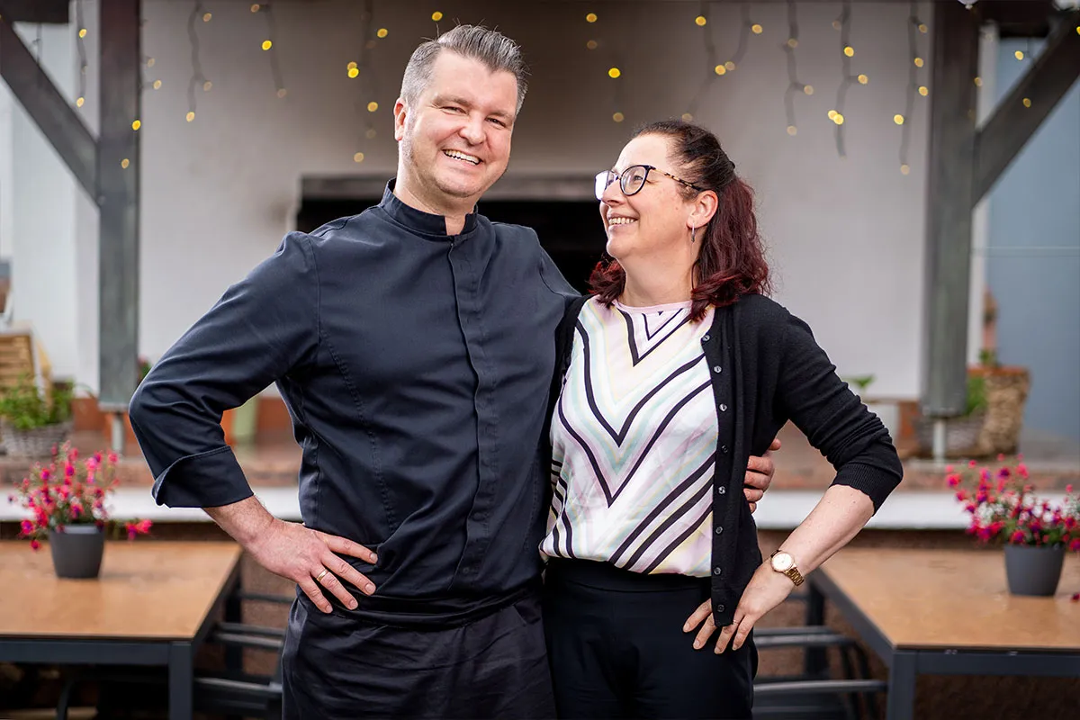 Küchenchef und Mitarbeiterin auf der Terrasse des Reussischen Hofs