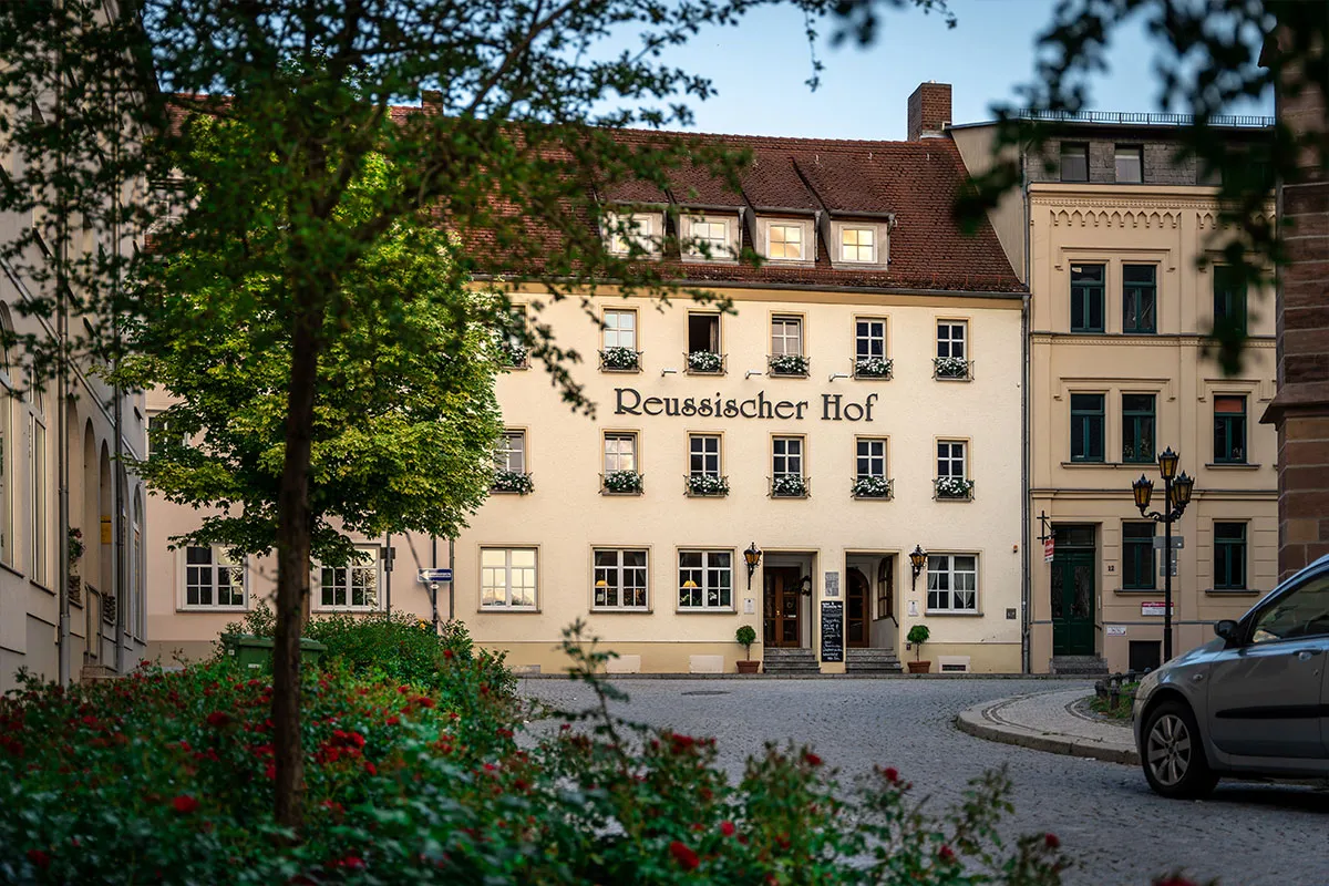 Fassade des Hotels Reussischer Hof mit begrüntem Vorplatz