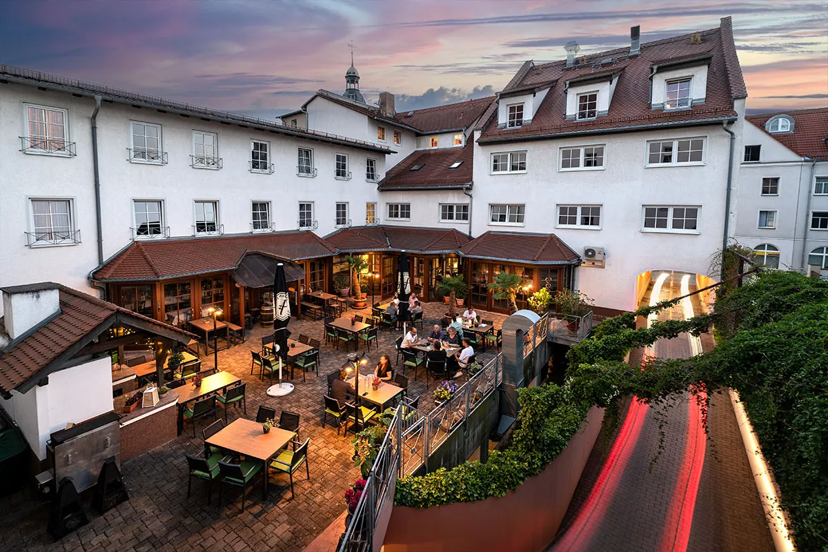 Innenhof mit Terrasse des Reussischen Hofs im Abendlicht von oben