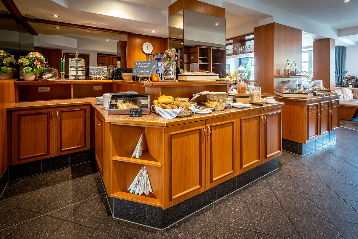 Frühstücksbuffet mit Holztheke im Restaurantbereich