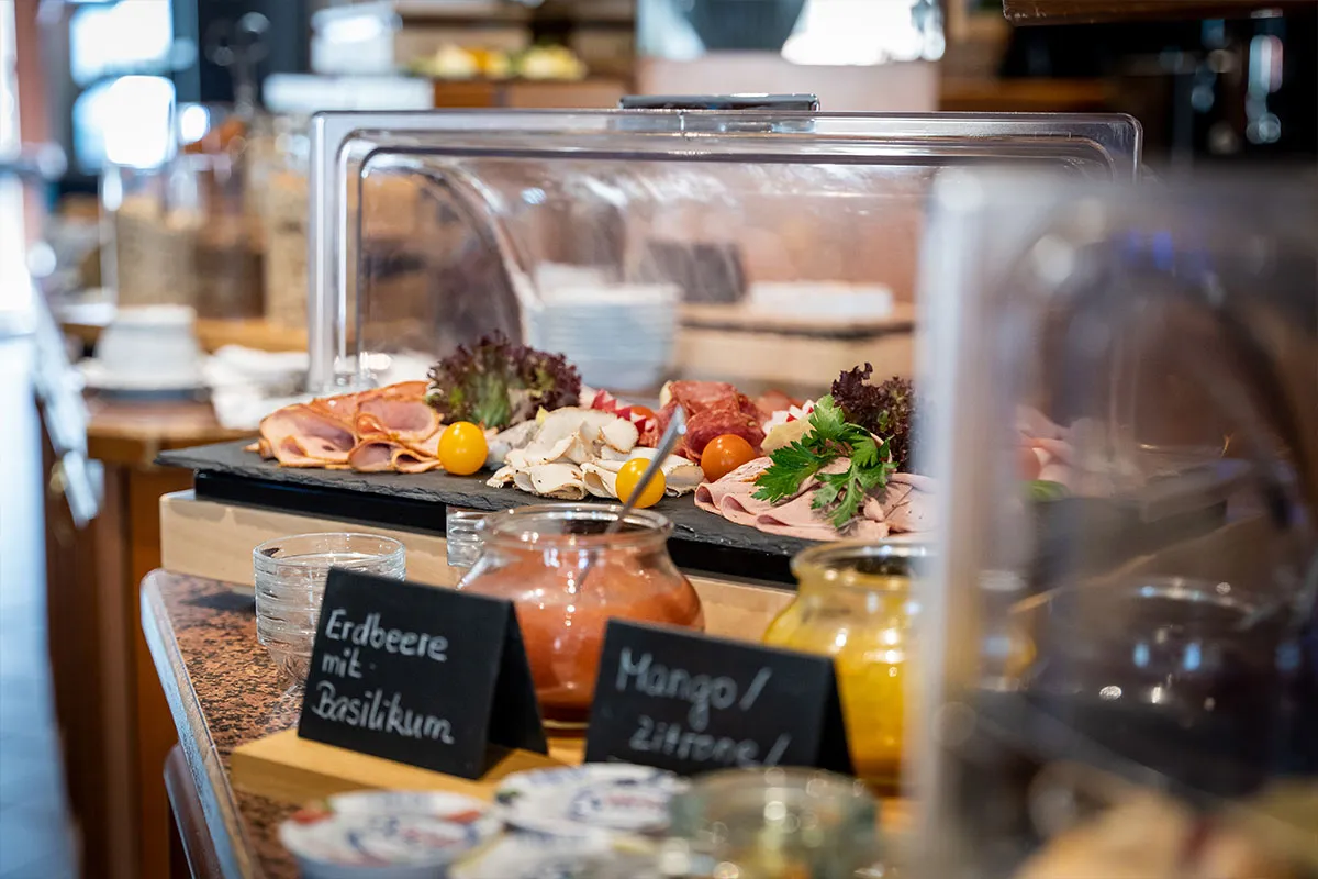 Detailaufnahme: Aufschnitt und Obst in der Buffetkühlung