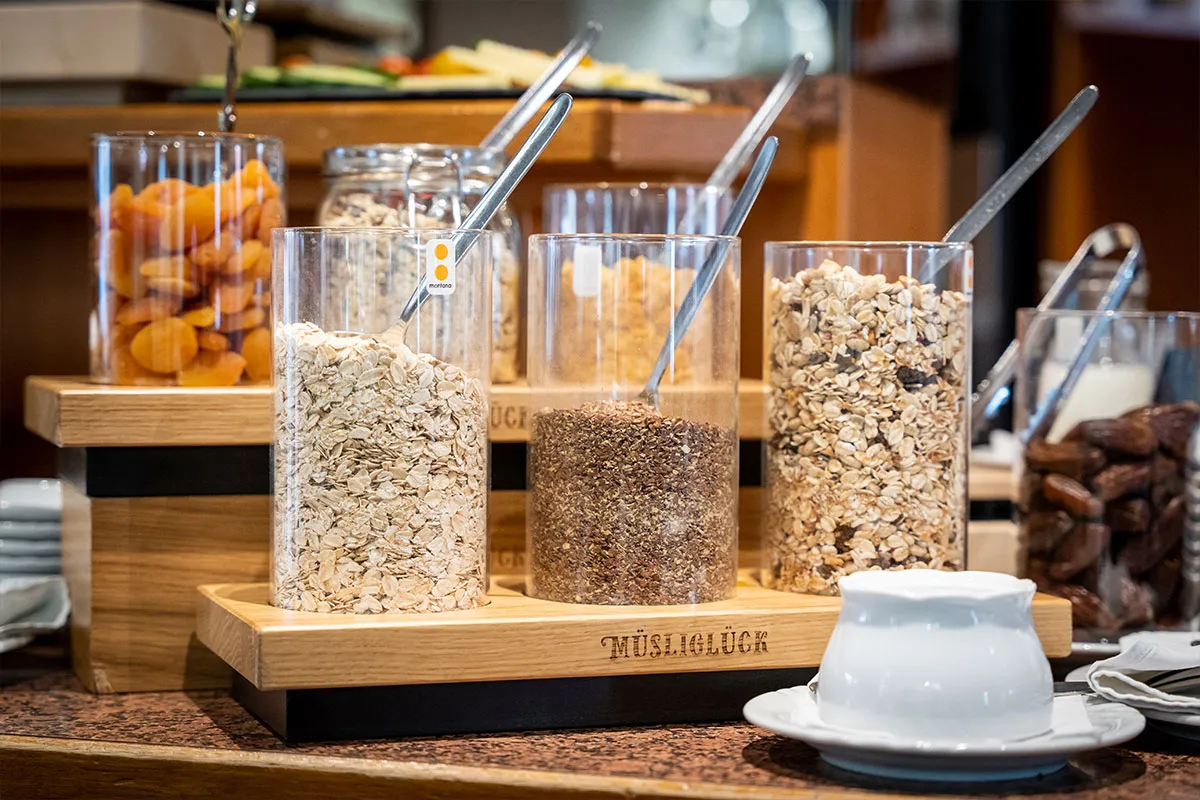 Müslistation mit Vorratsspendern am Frühstücksbuffet
