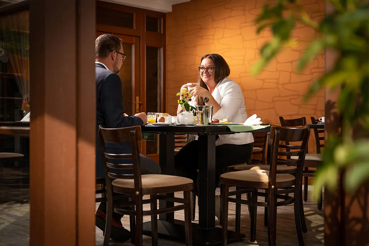 Paar beim Abendessen im Restaurant des Hotels