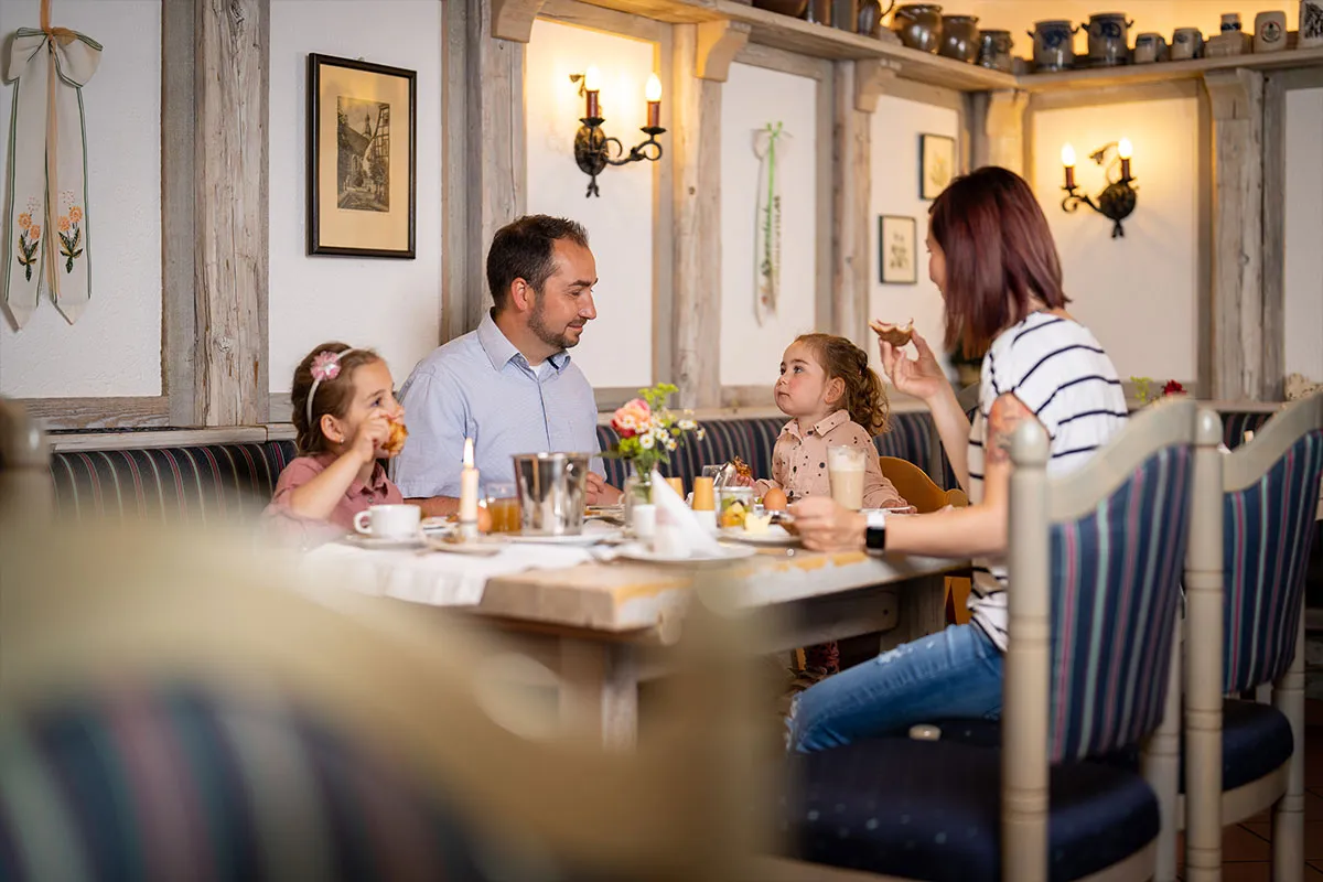 Familie beim Frühstück im Restaurant des Reussischen Hofs