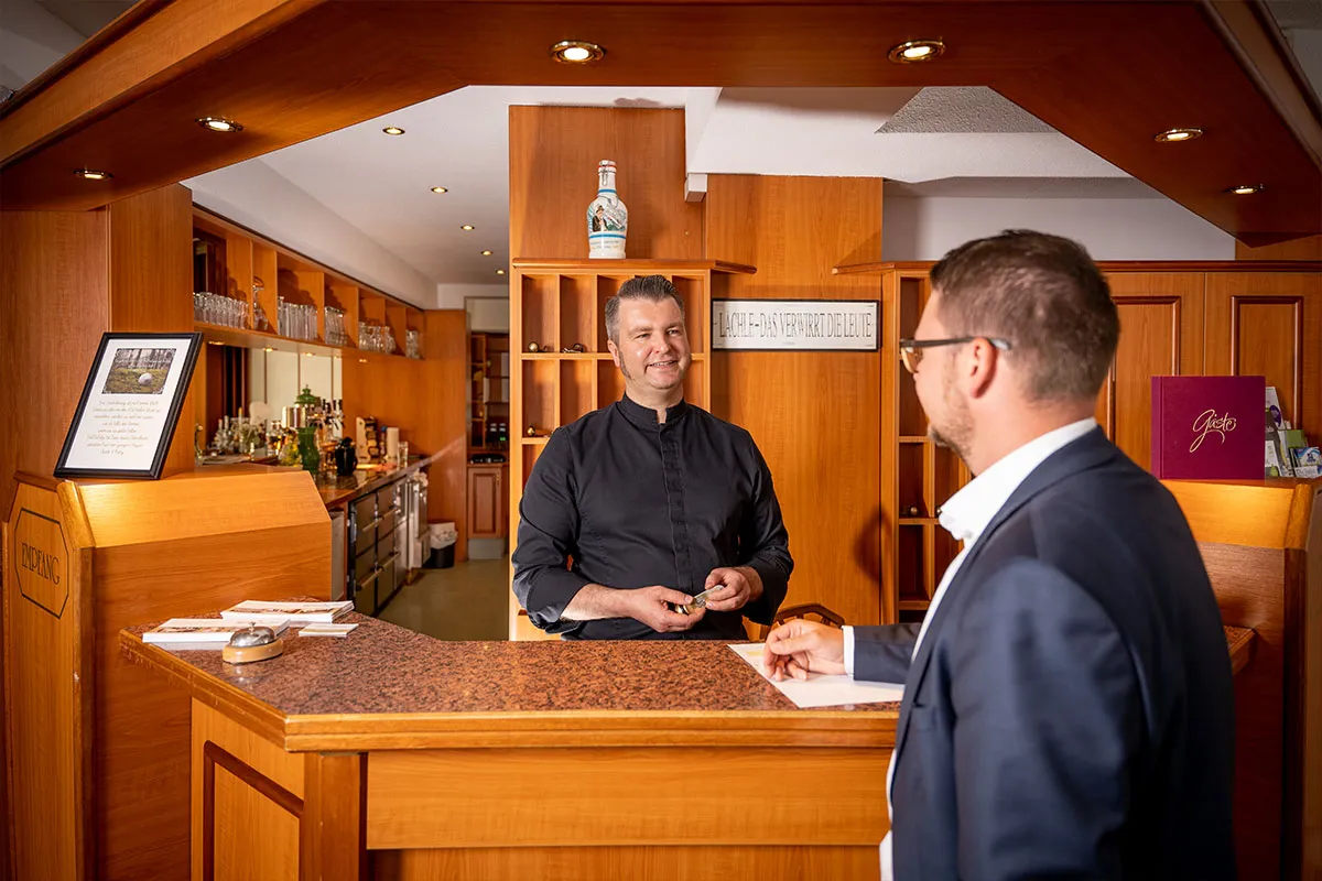 Check-in-Situation an der Rezeption des Reussischen Hofs