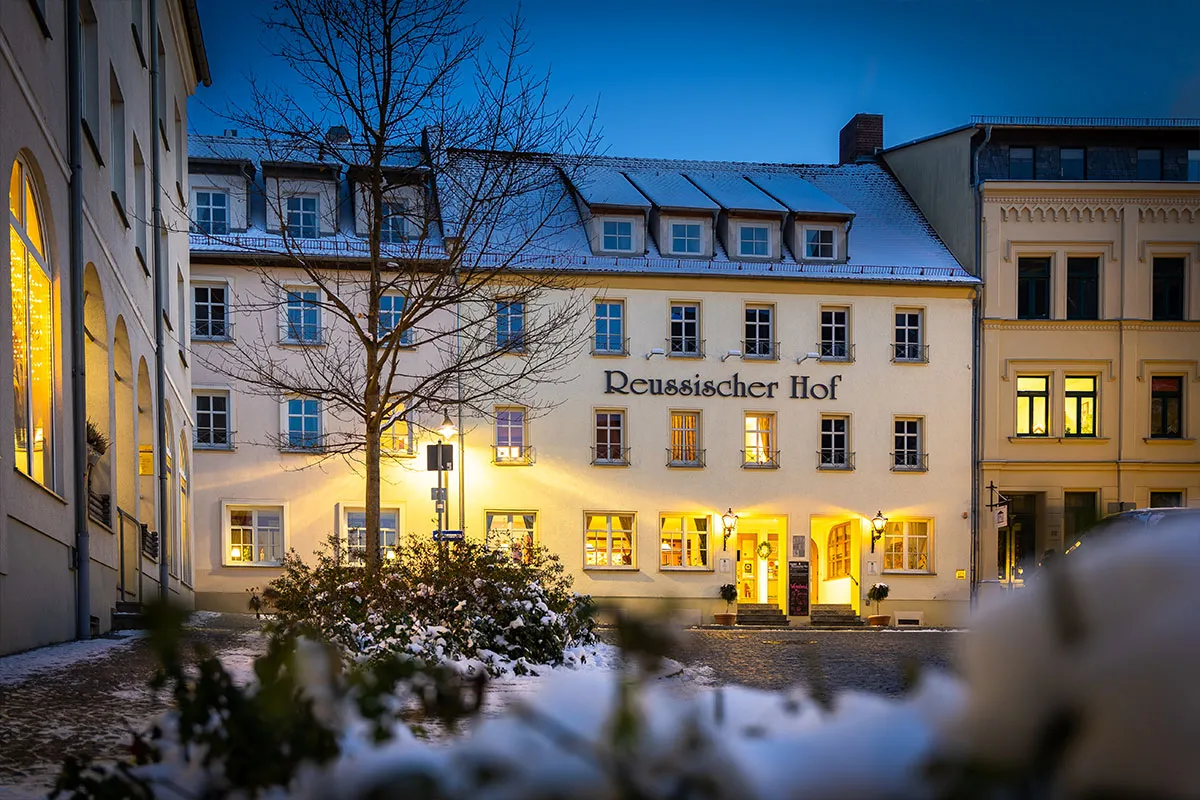 Abendaufnahme des beleuchteten Hotels Reussischer Hof im Winter