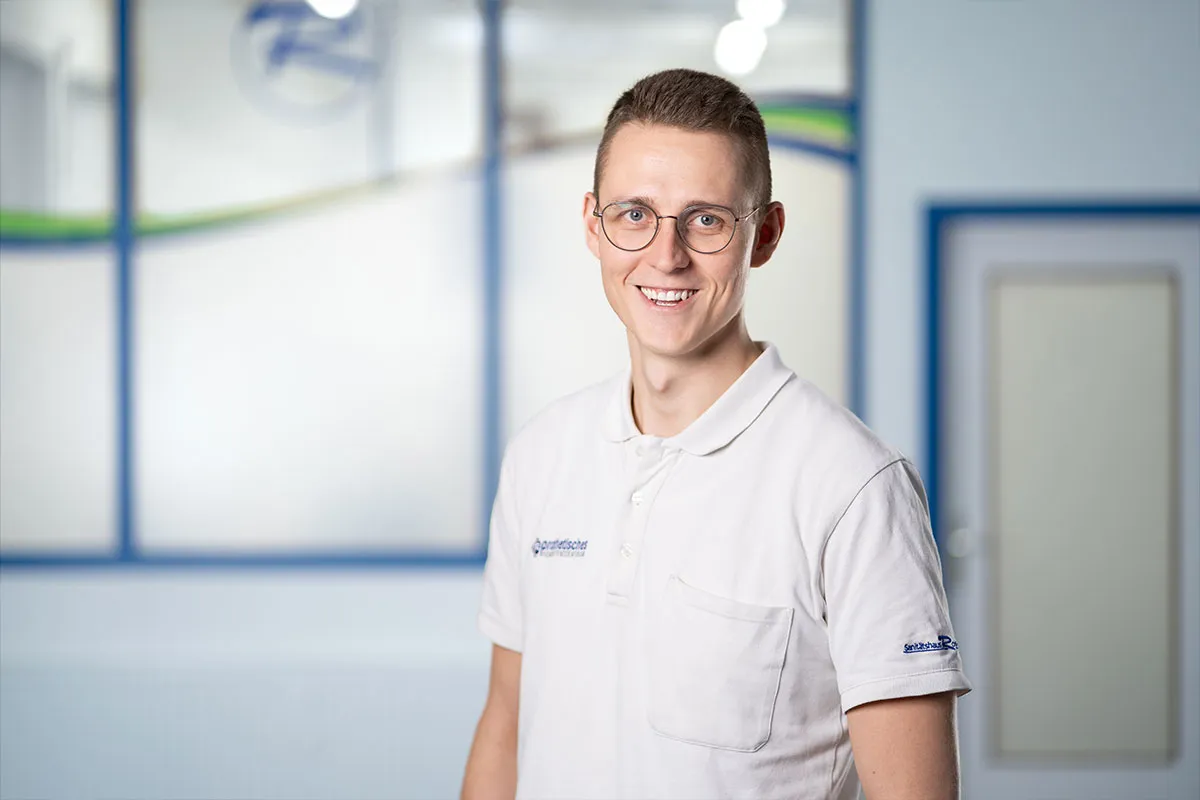 Porträt eines Mitarbeiters im Poloshirt in der Filiale