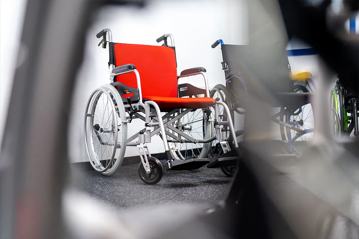 Rollstühle in der Ausstellung des Sanitätshauses