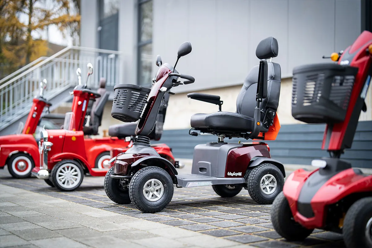 Elektromobile auf dem Vorplatz des Sanitätshauses