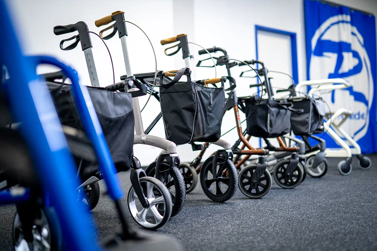 Rollatoren in der Ausstellung des Sanitätshauses