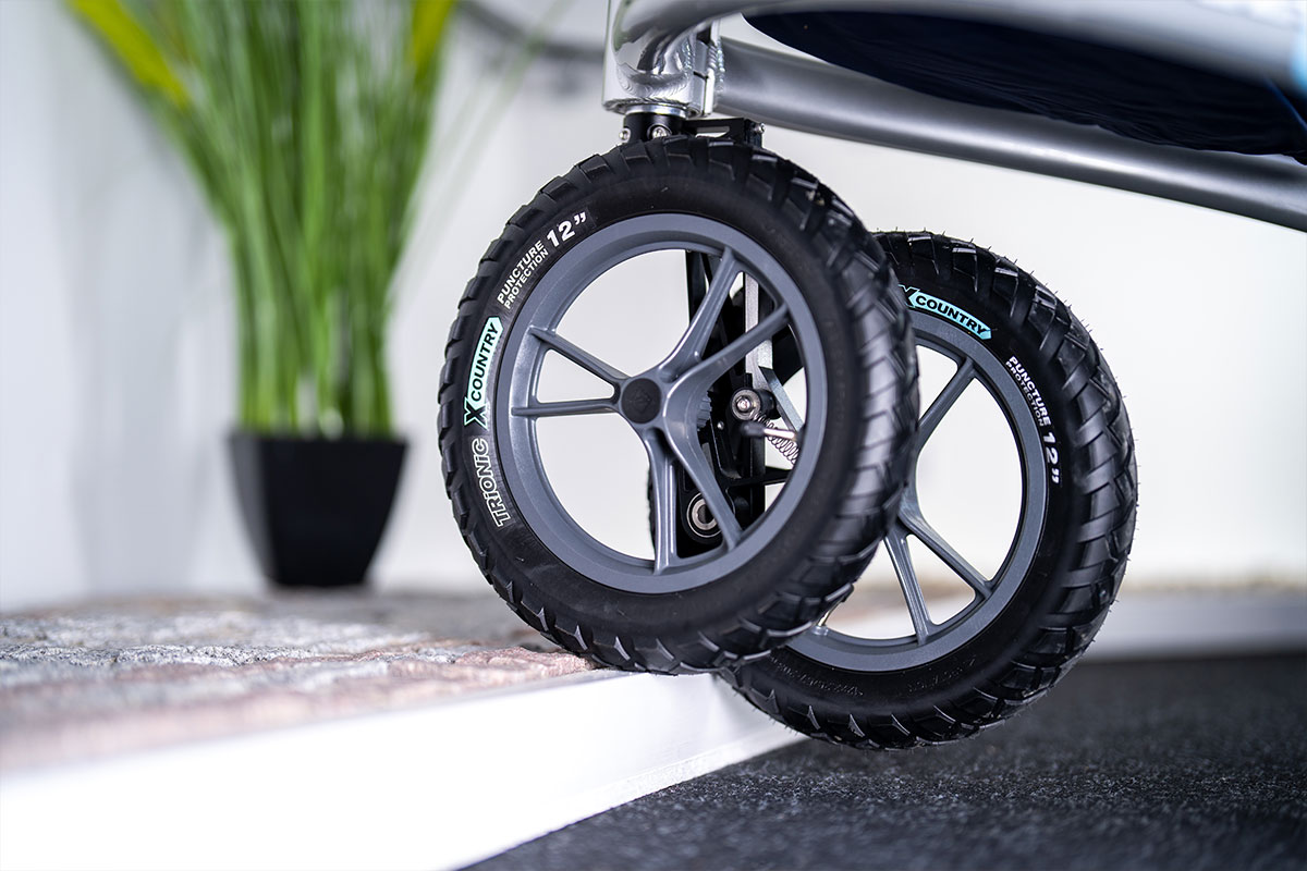Geländegängige Räder eines Rollators im Detail