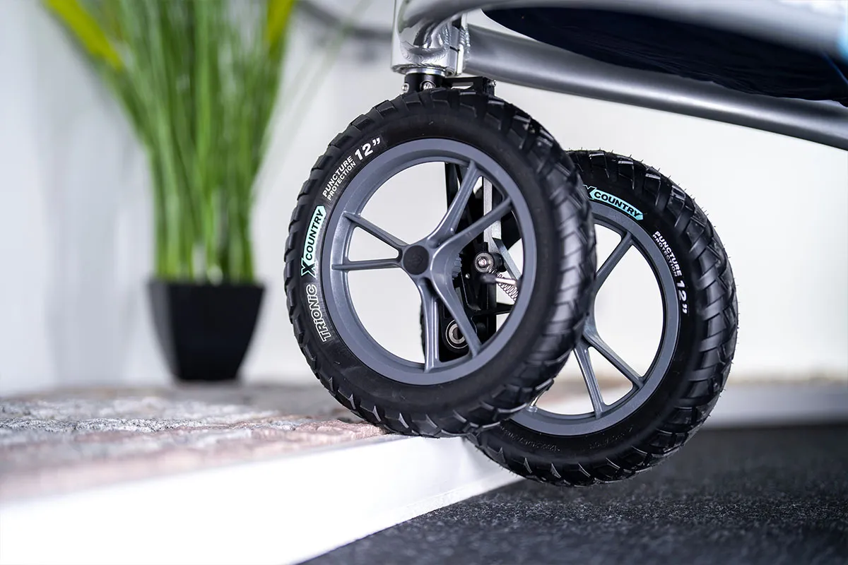 Detailaufnahme: Räder eines Rollators auf einer Rampe