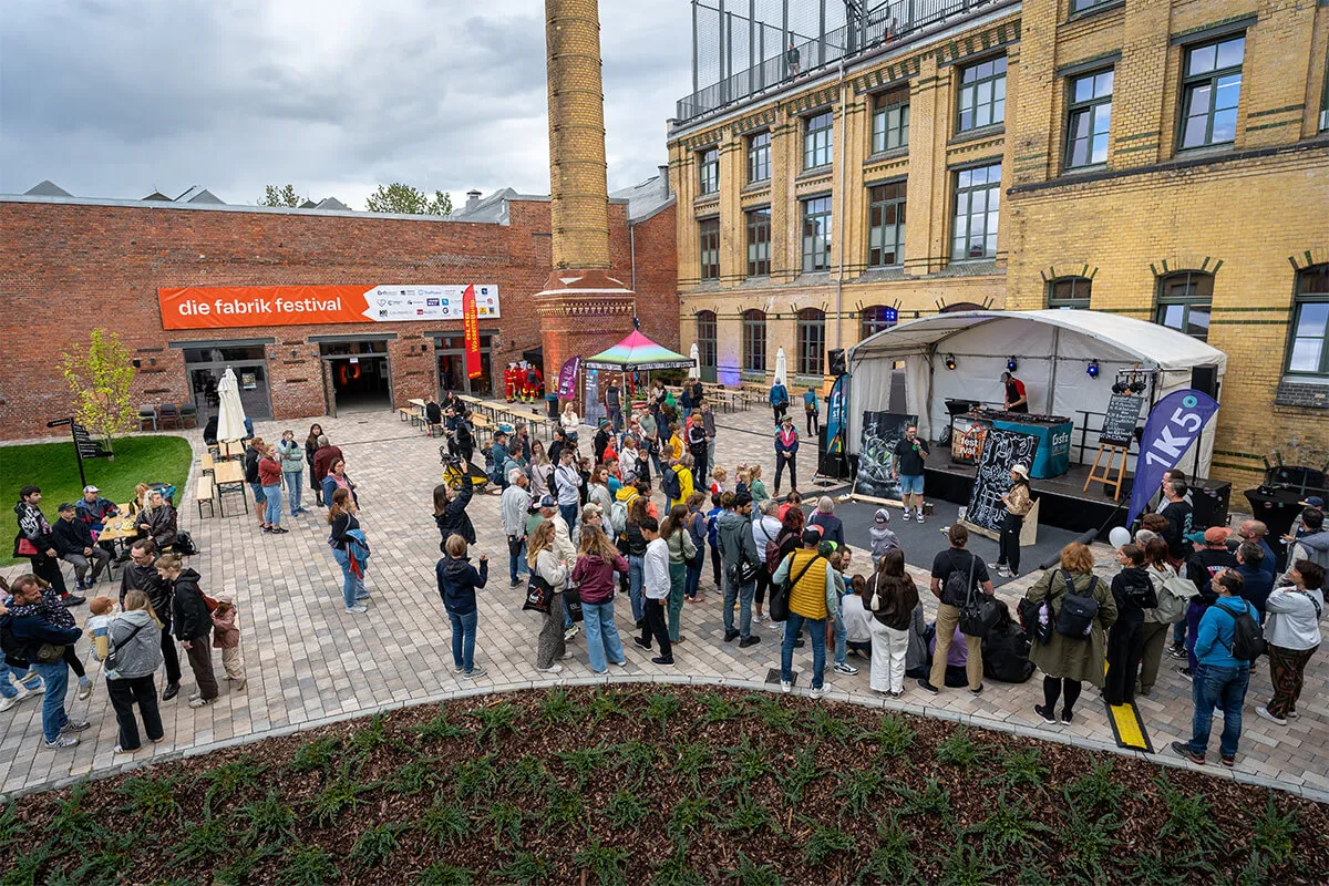 Blick auf das Festivalgelände „Die Fabrik" mit Besuchern