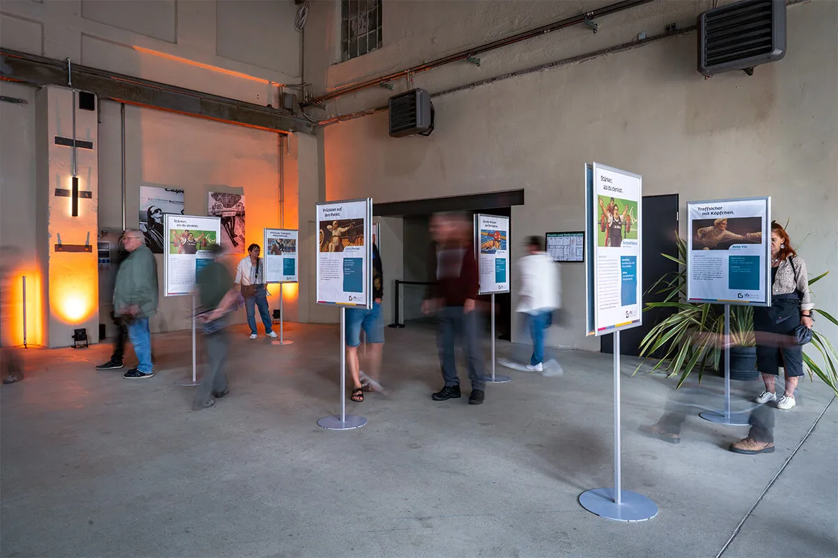 Ausstellungsbereich mit Informationstafeln in der Fabrikhalle