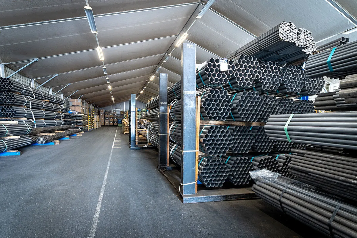 Lagerhalle mit gebündelten Rohren bei der T+H Ablängtechnik